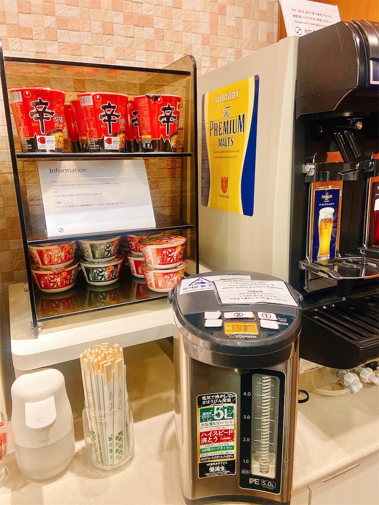 大韓航空ラウンジに用意されたインスタント麺(どん兵衛、辛ラーメン)とポット