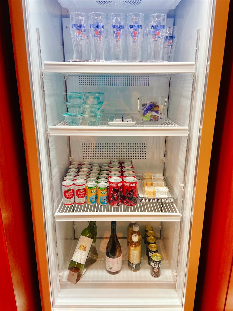 大韓航空ラウンジに用意されたワインやジュース、コーヒー、水が入った冷蔵庫