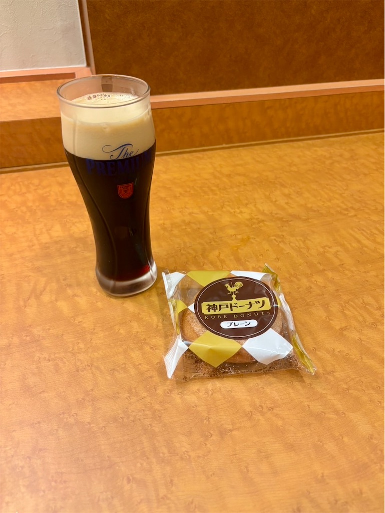 大韓航空ラウンジのビールサーバーから注いだ黒ラベルとドーナツ