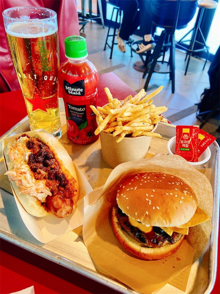 Nソウルタワー内のN BURGERで食べたハンバーガー、ホットドッグ、ポテト、ビール