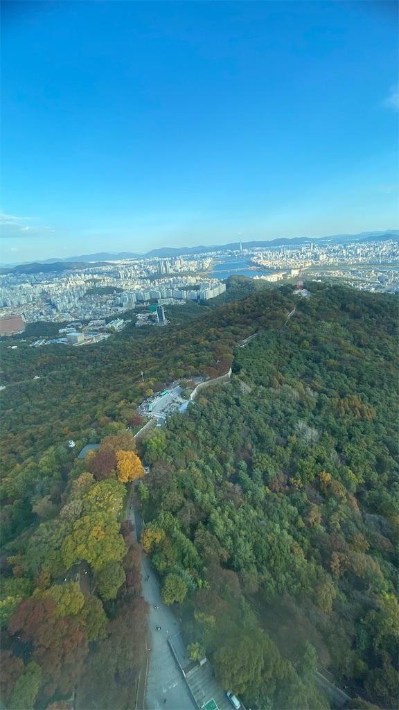 Nソウルタワー展望台から見下ろす漢江と紅葉の景色