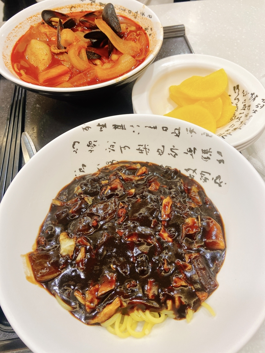 ロッテワールドで食べたジャジャン麺と海鮮ちゃんぽんのセット