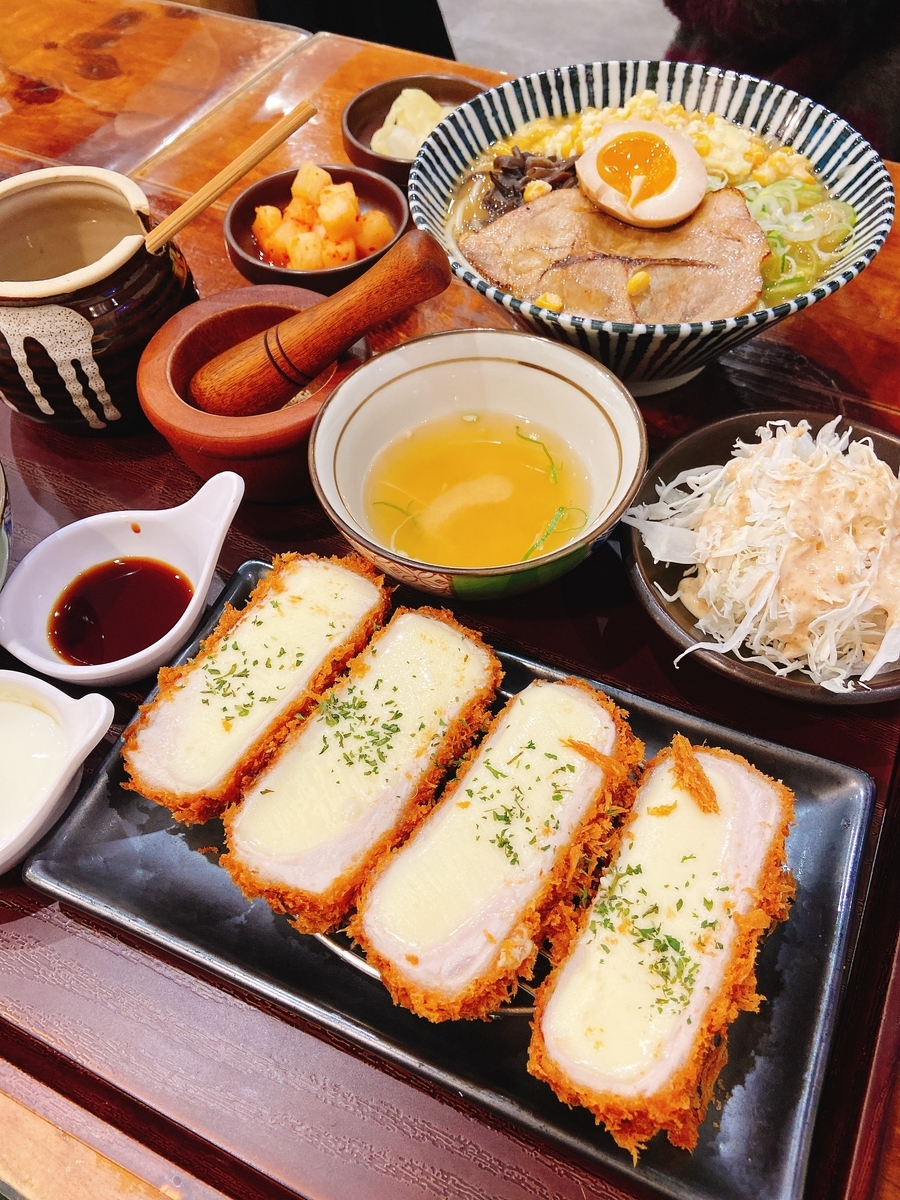 ヨジュプレミアムアウトレット WESTにある和食料理屋のチーズカツとラーメン