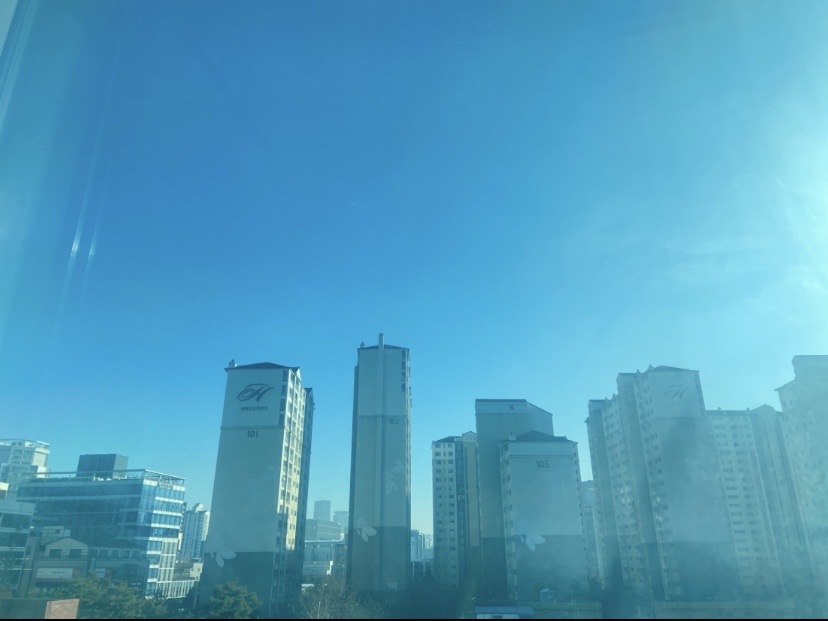 産後調理院の部屋から見えた青空の景色