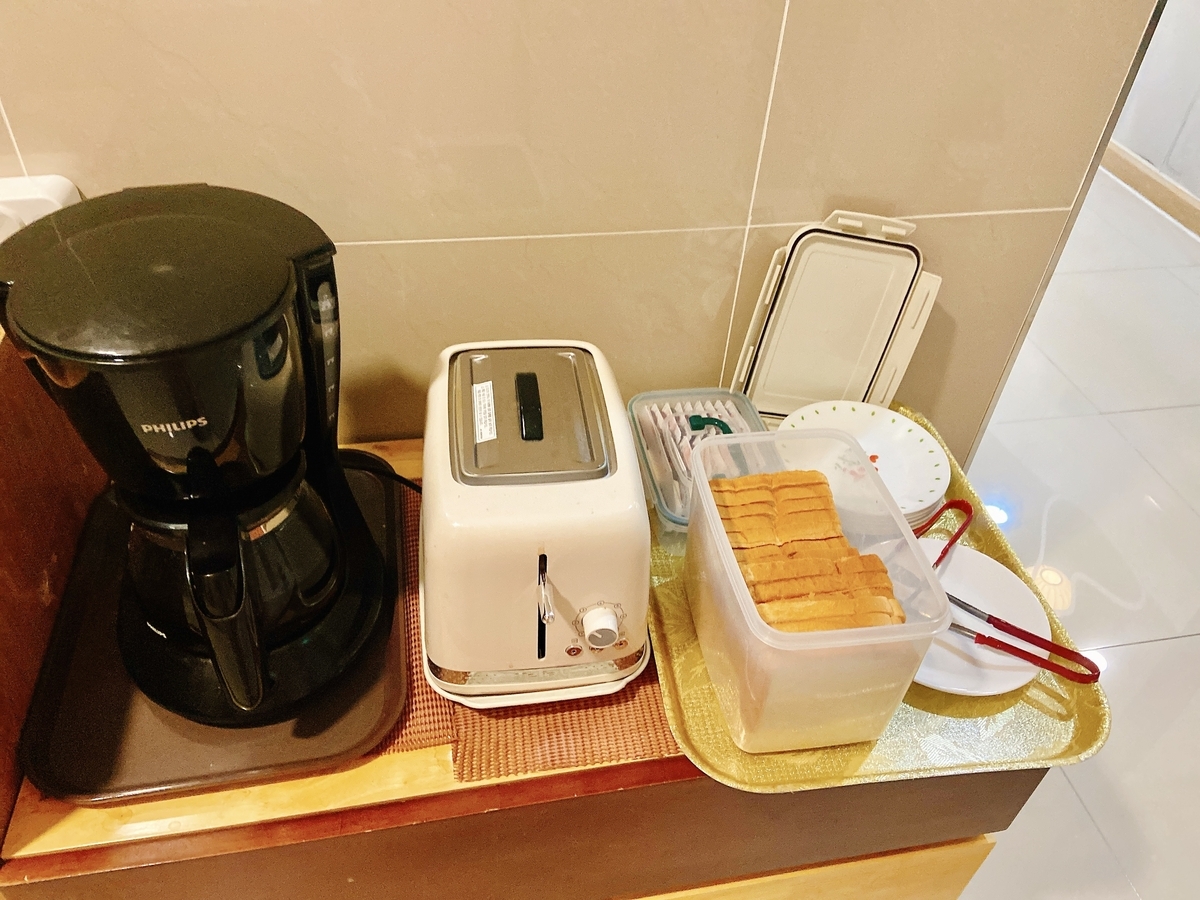 産後調理院の共用スペースにあるパートナー用の朝食コーナー 無料のコーヒーと食パン