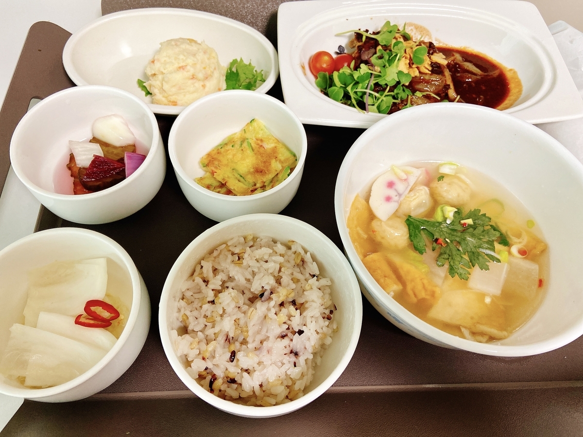 韓国の産後調理院の昼食 デミグラスソースのステーキ