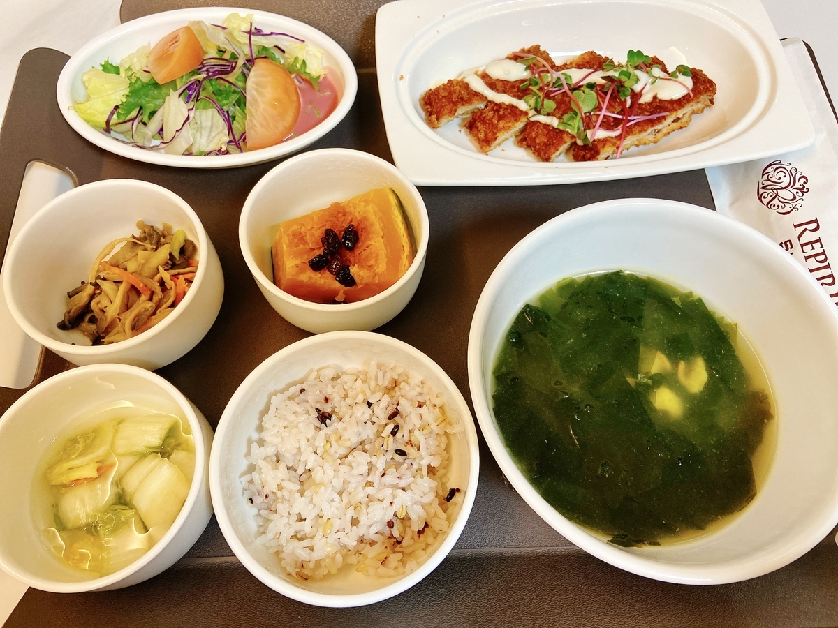 韓国の産後調理院の夕食 トンカツがメインの食事