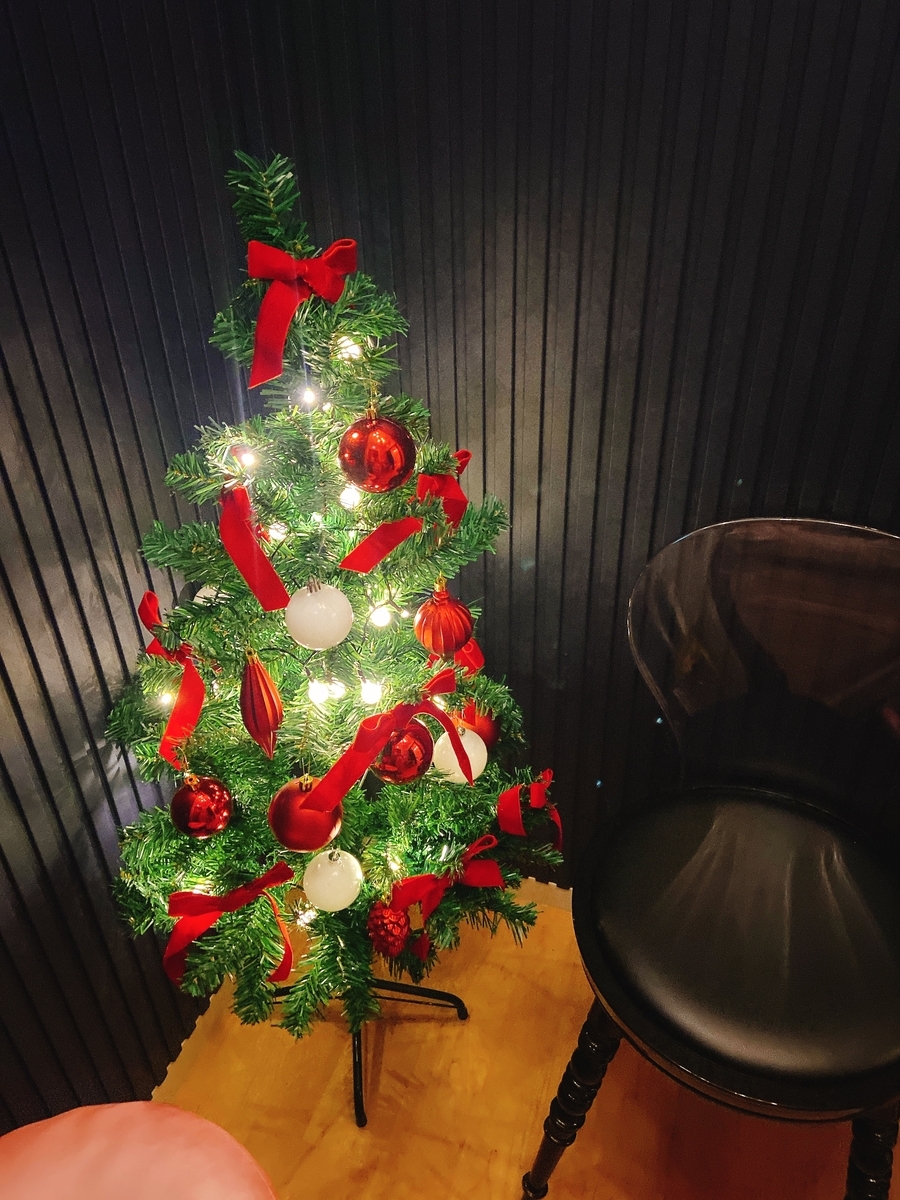 韓国の産後調理院のエステ待合スペース（クリスマスツリーのある落ち着いた空間）