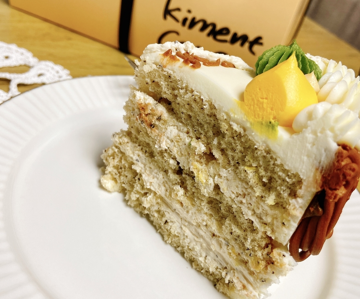 アールグレイクリームとスポンジが層になった韓国センイルケーキの断面