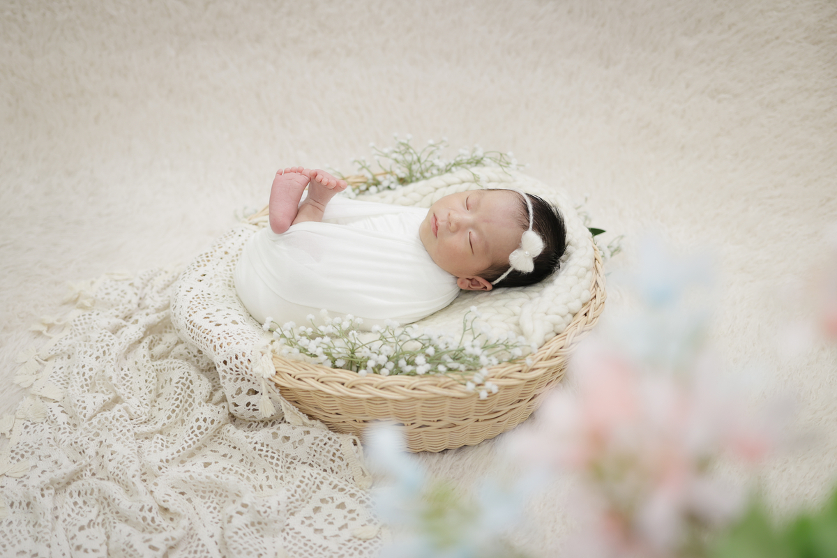 リボンや花で装飾された韓国の女の子向け新生児フォト