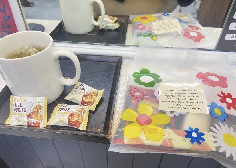 韓国美容院でサービスとして提供されたお茶とお菓子