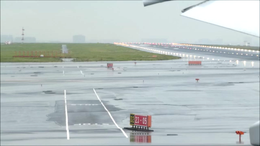 羽田空港 A滑走路 格納庫前 連絡誘導路 D滑走路に向かうboeing 777 246 から見える景色 かっきぃーの雑記帳