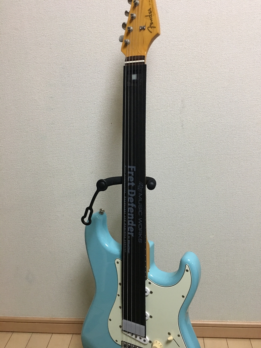 <img src=”fletguard.jpg” alt=”ギターにフレットガードを装着した状態”>