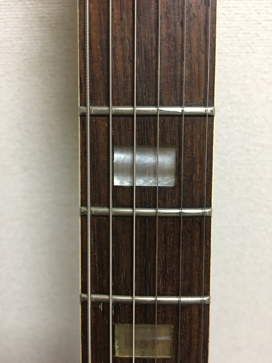 <img src=”gibsones-330vintage.jpg” alt=”GIBSON ES-330ヴィンテージの指板、ネック”>