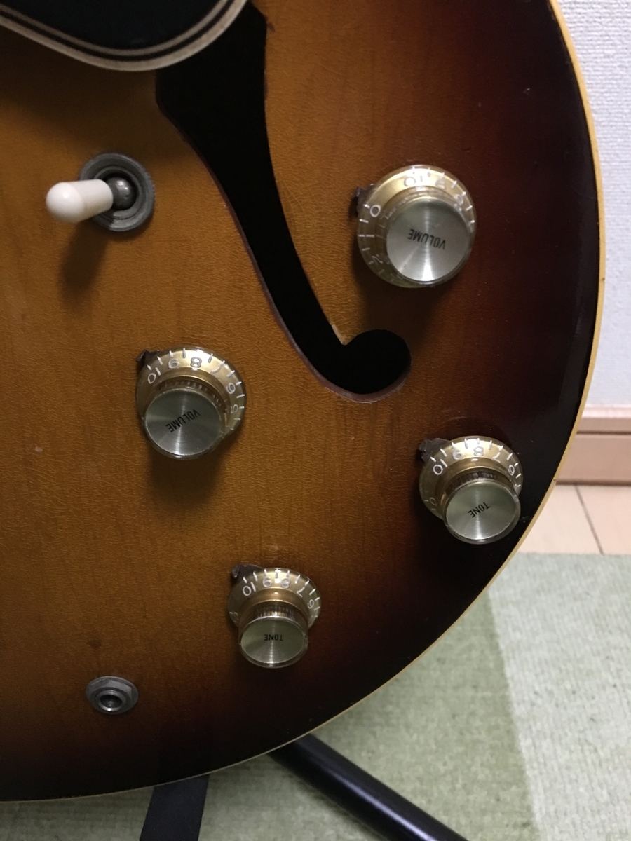 <img src=”gibsones-330vintage.jpg” alt=”GIBSON ES-330ヴィンテージの指板、ネック”>