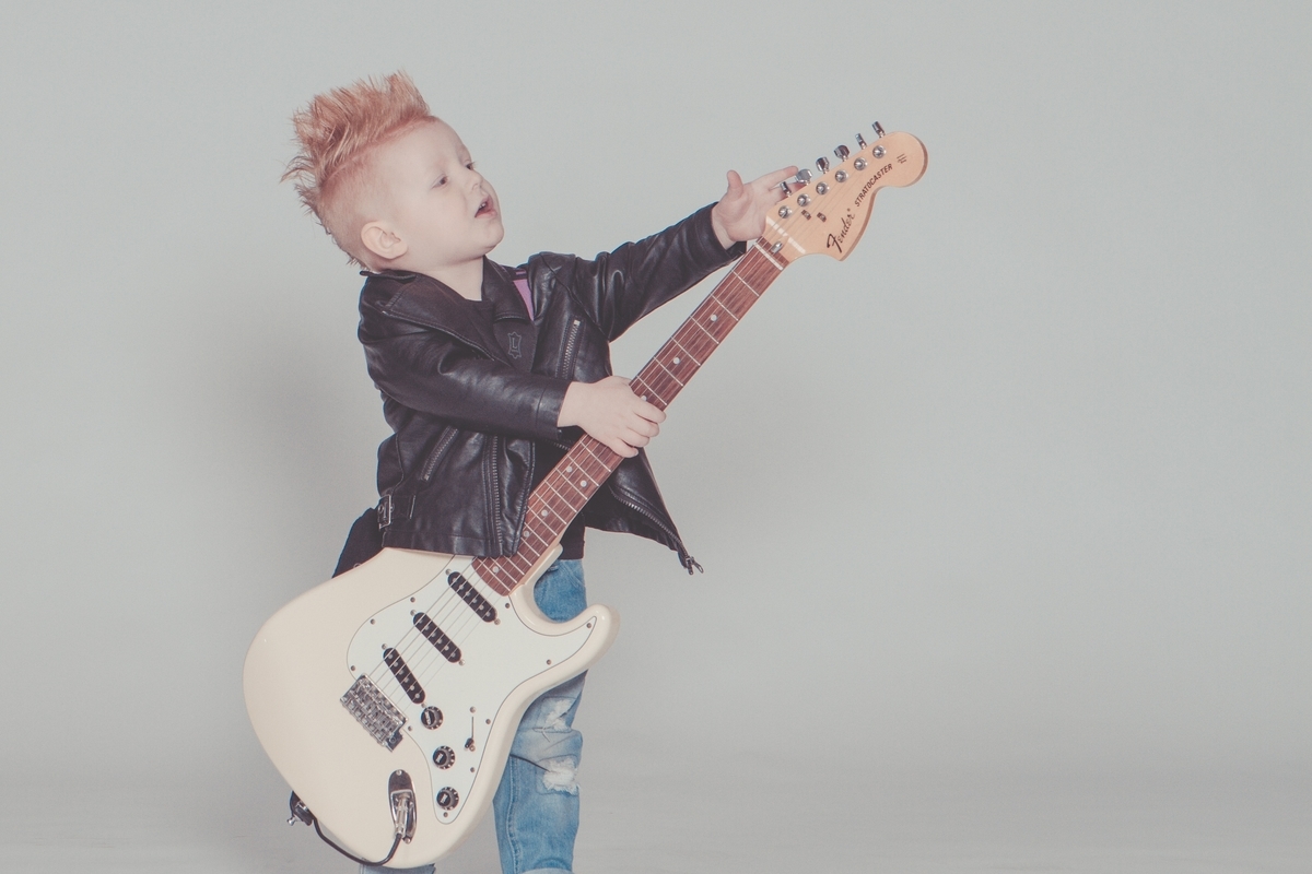 <img src=”guitar.jpg” alt=”ギターを弾く小さな男の子”>