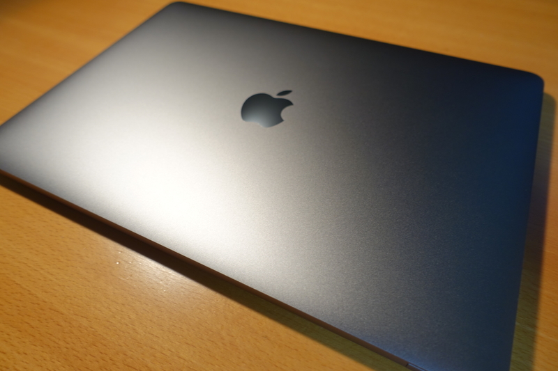 Apple Storeで購入しました。  長期間使用してたので汚れは多少あります すぐ売り切れる「Apple整備済製品」の購入成功率をあげるために準備