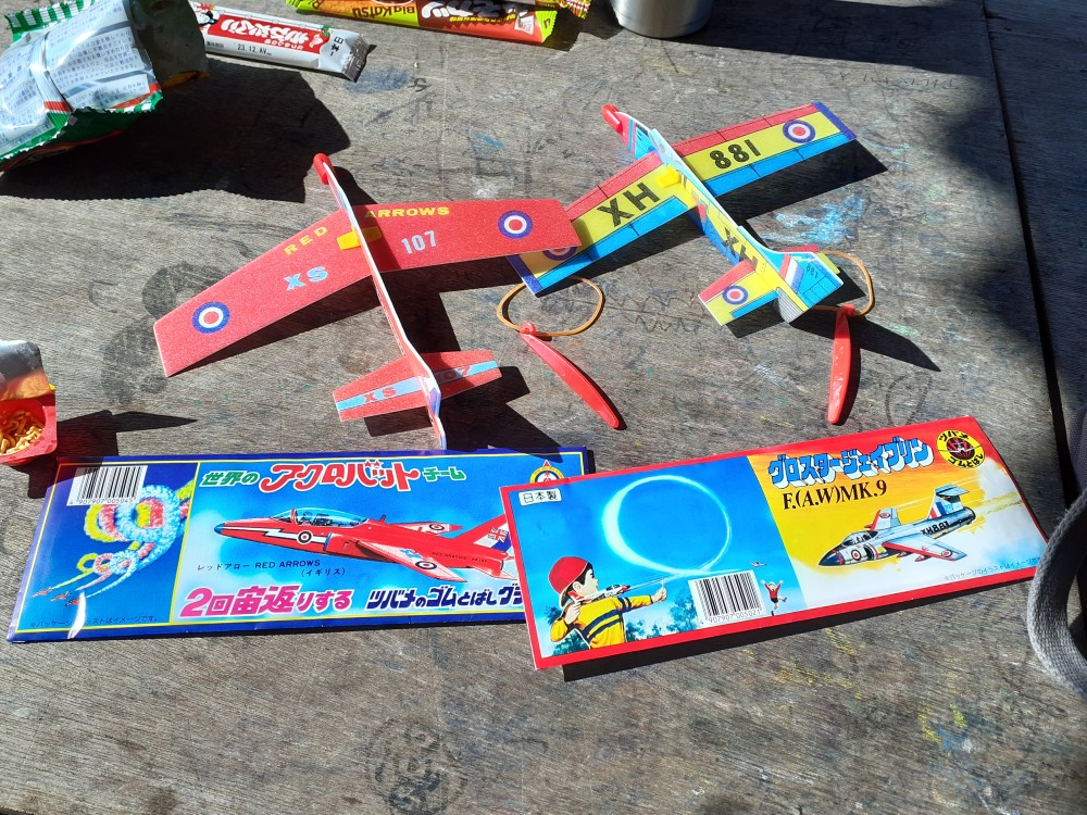 駄菓子屋さんの飛行機（ぎふ清流里山公園 昭和村 ） - あほたれ報告