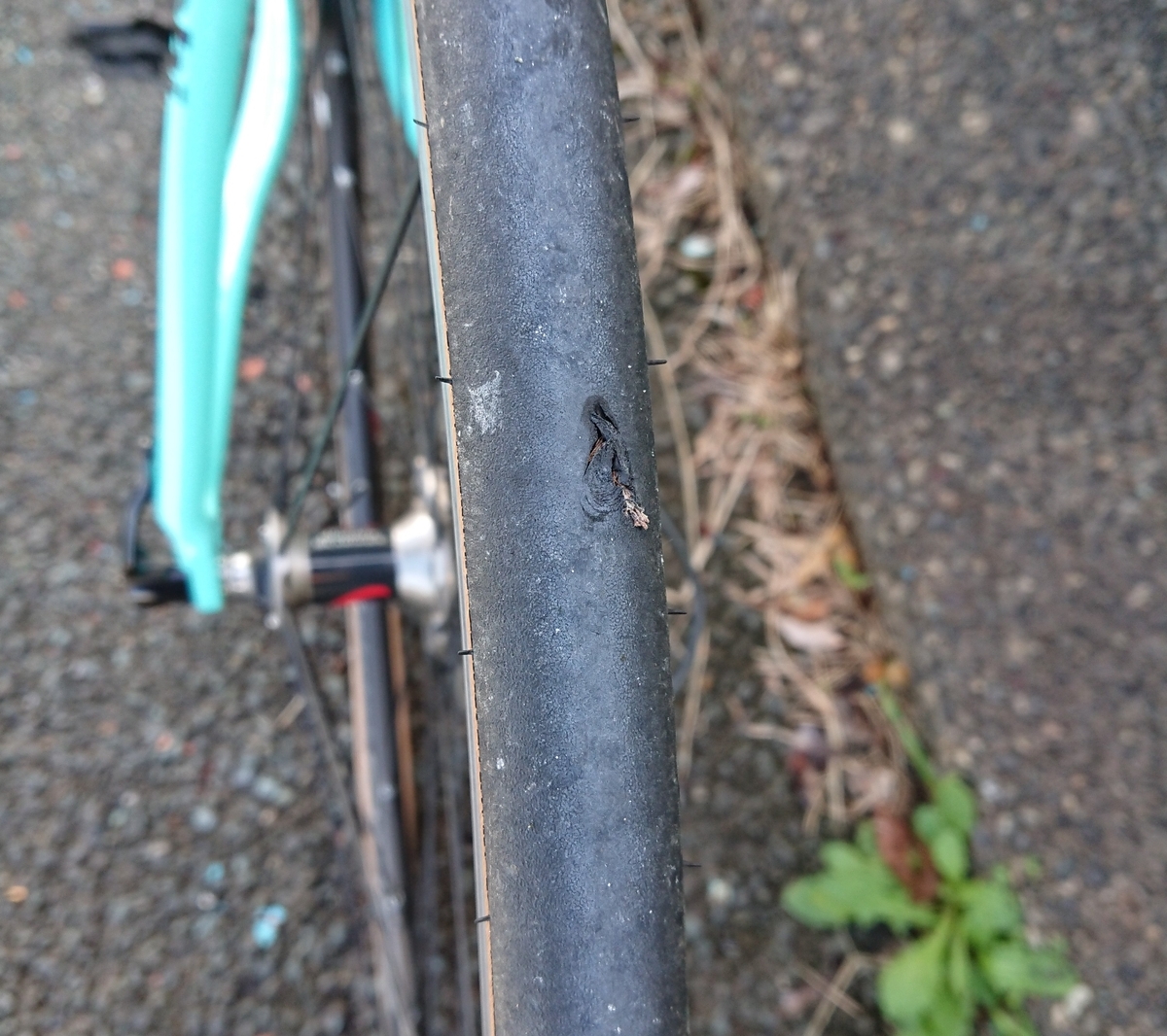 ロードバイクのパンクタイヤ