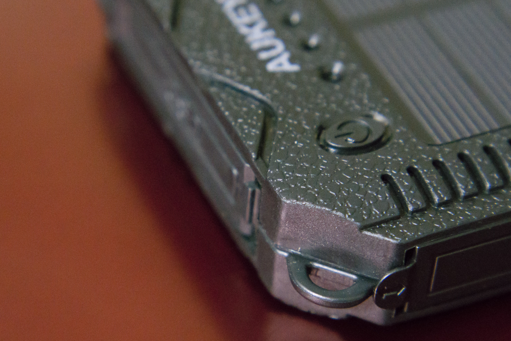 ストラップホール付近