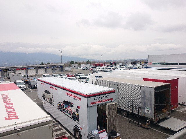 superformula公式テストピット裏駐車場