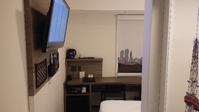 red_planet_hotel_entrance