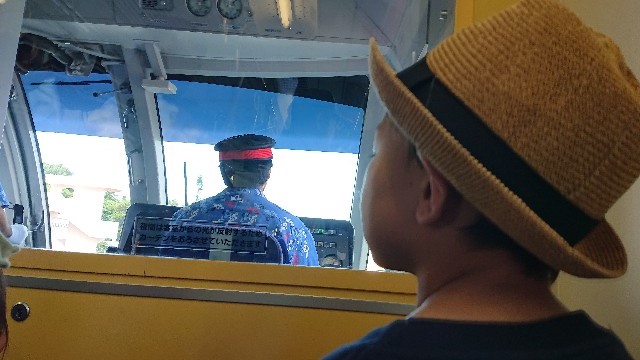 ゆいレール先頭車両展望席運転手さん2名