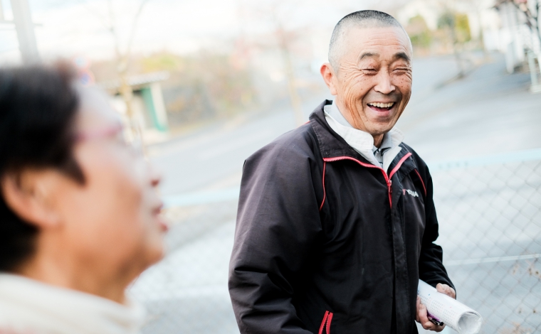 地元の方と談笑する林さんの写真です。