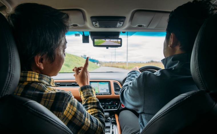 HONDA VEZELに乗る男性二人