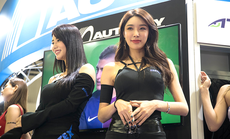 f:id:kaelife_editor1:20190111172114j:plain 東京オートサロンの黒い服の美女の画像です。