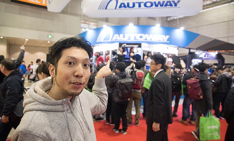 f:id:kaelife_editor1:20190111172235j:plain 東京オートサロンでカメラマンが集まっている画像です。