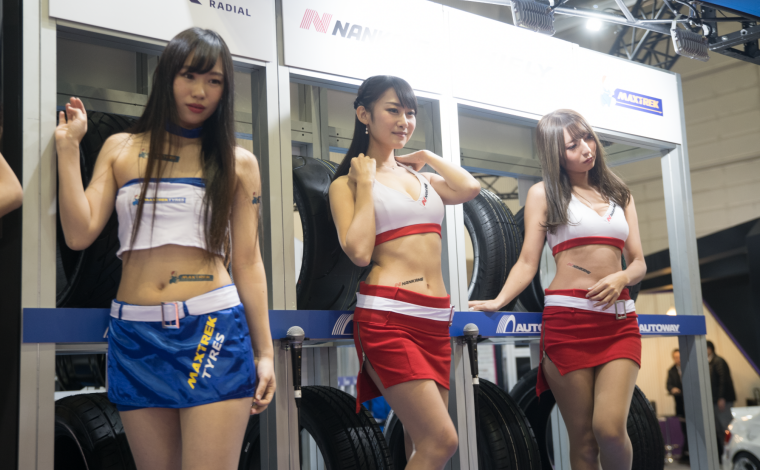 f:id:kaelife_editor1:20190111185647p:plain 東京オートサロンの美女の3人の画像です。