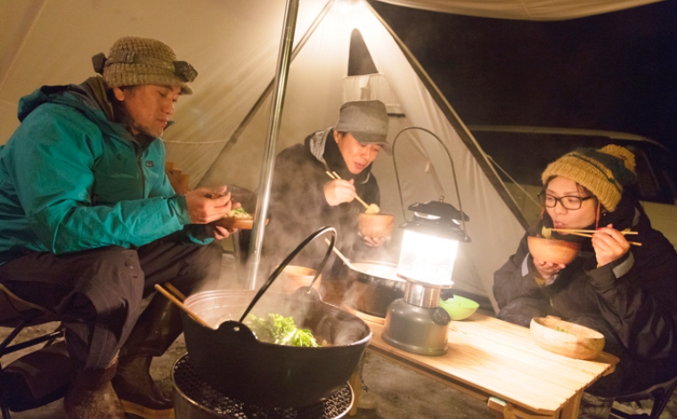 キャンプ飯を堪能中