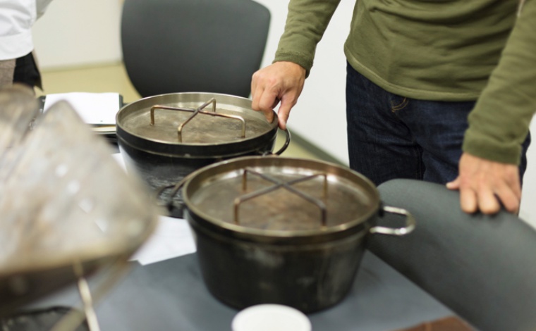 ダッチオーブンで焚き火台を作っている様子