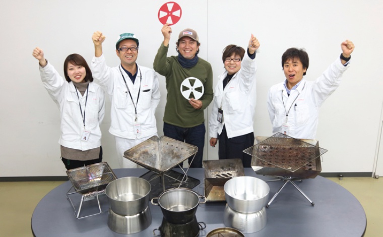 ダッチオーブンで焚き火台を作っている様子