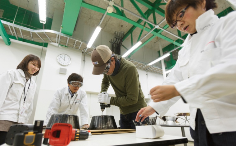 ダッチオーブンで焚き火台を作っている様子
