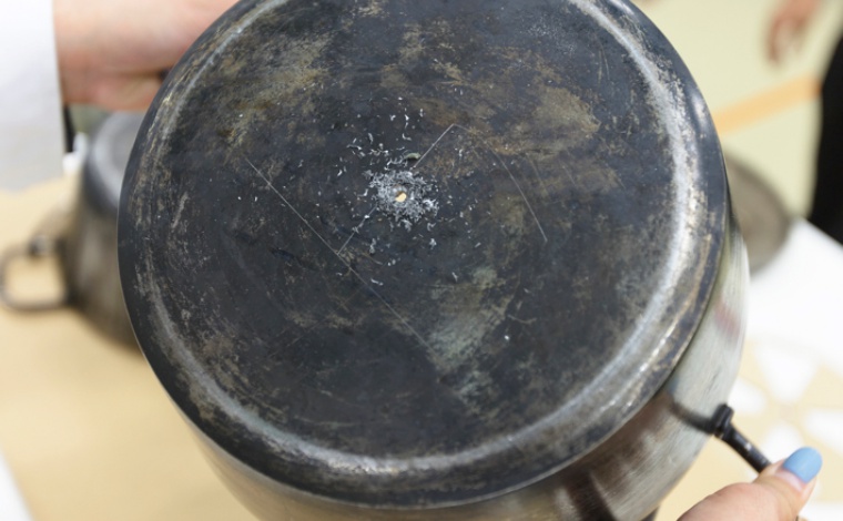 ダッチオーブンで焚き火台を作っている様子
