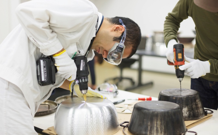 ダッチオーブンで焚き火台を作っている様子