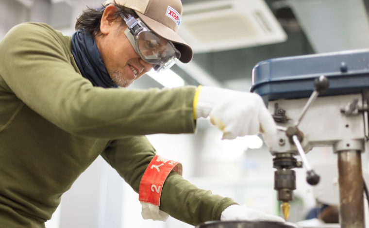 ダッチオーブンで焚き火台を作っている様子