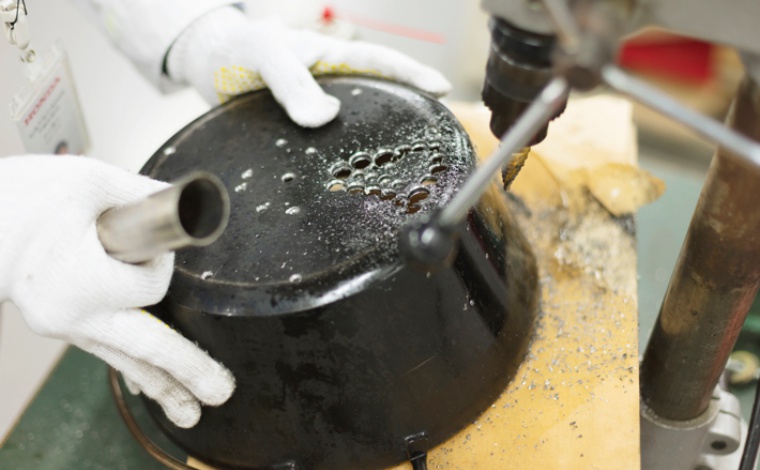 ダッチオーブンで焚き火台を作っている様子