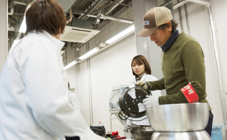 ダッチオーブンで焚き火台を作っている様子
