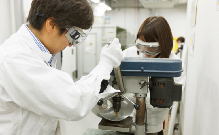 ダッチオーブンで焚き火台を作っている様子