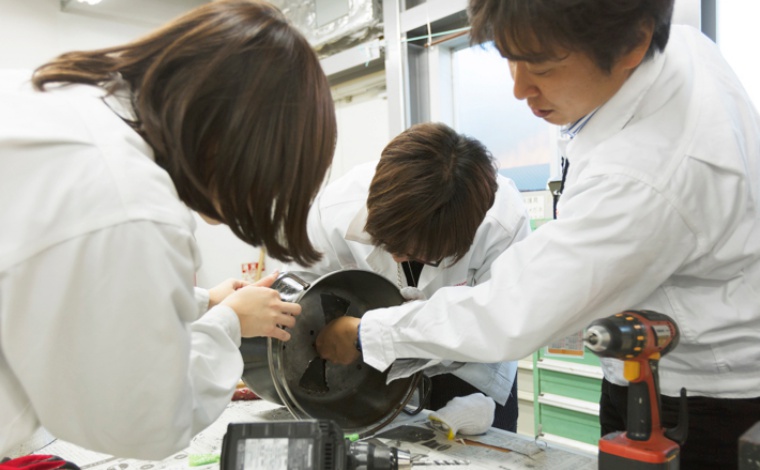 ダッチオーブンで焚き火台を作っている様子
