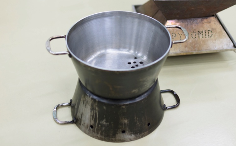 ダッチオーブンで焚き火台を作っている様子