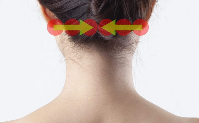 頭と首の境目をマッサージ