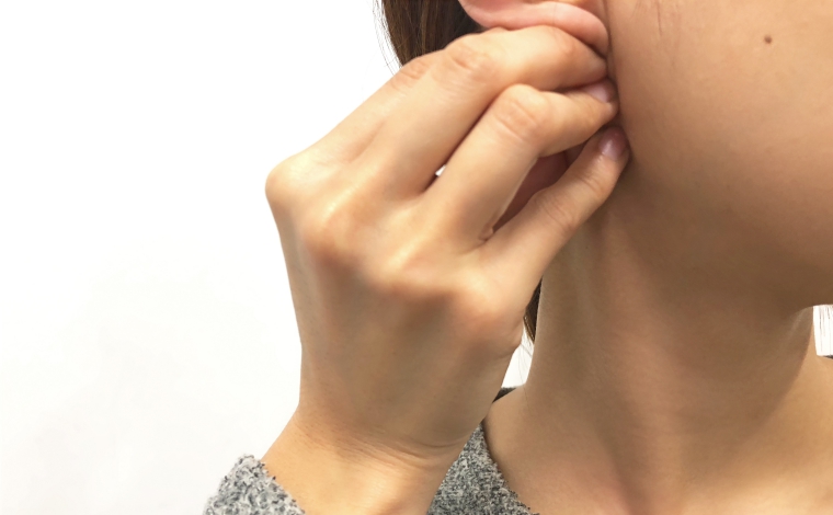 胸鎖乳突筋をほぐすマッサージ