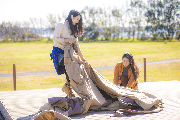 テントを広げるマイさんとROSAさん