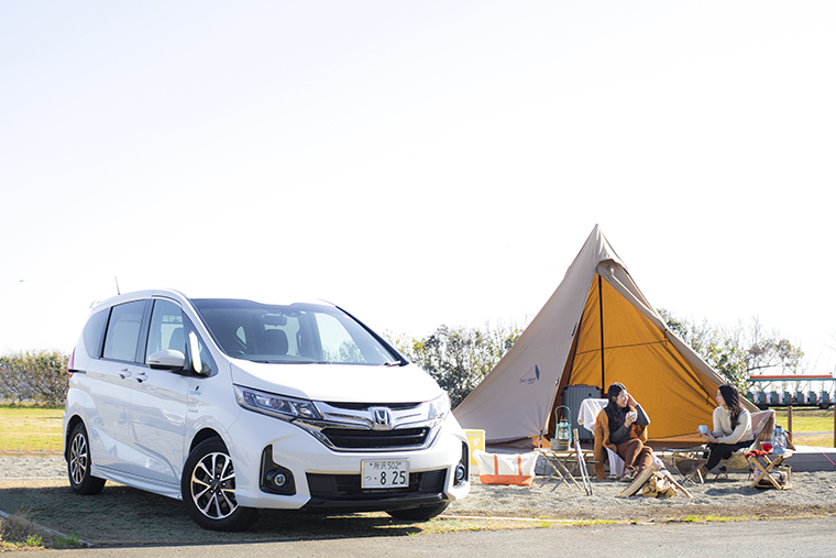 テントをはり終わって休憩するマイさんとROSAさん