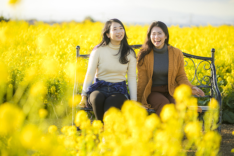 ソレイユの丘の菜の花畑を散策する様子