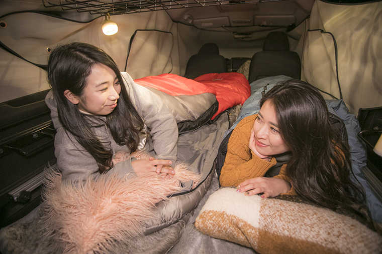 ベッドメイキングした車中の中でくつろぐ様子